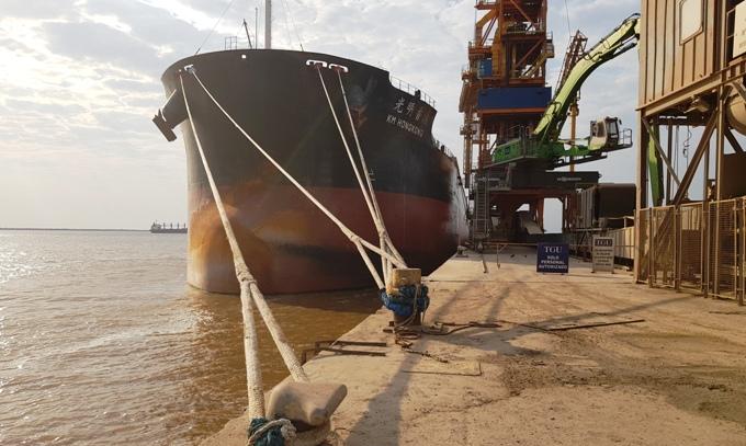 Puerto de Nueva Palmira:  "KM HONG KONG".