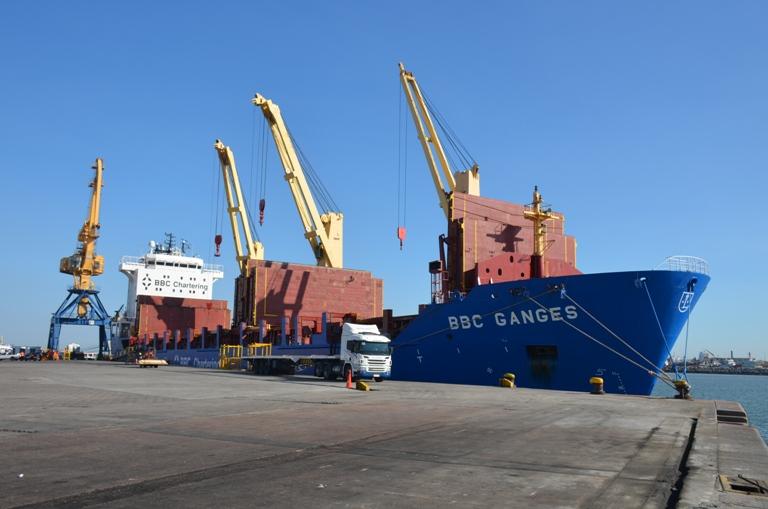 Desde el muelle: BBC GANGES descarga rieles.