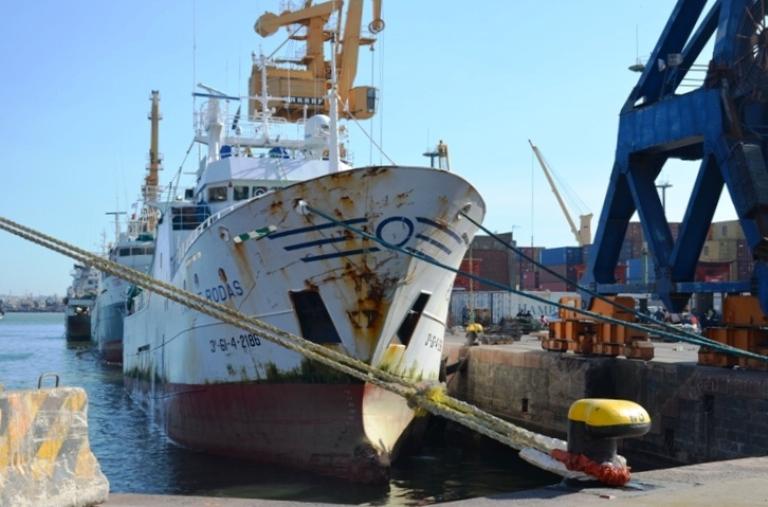 Desde el muelle: Playa de Rodas.