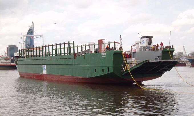 Intrépido opera en el puerto de Montevideo.