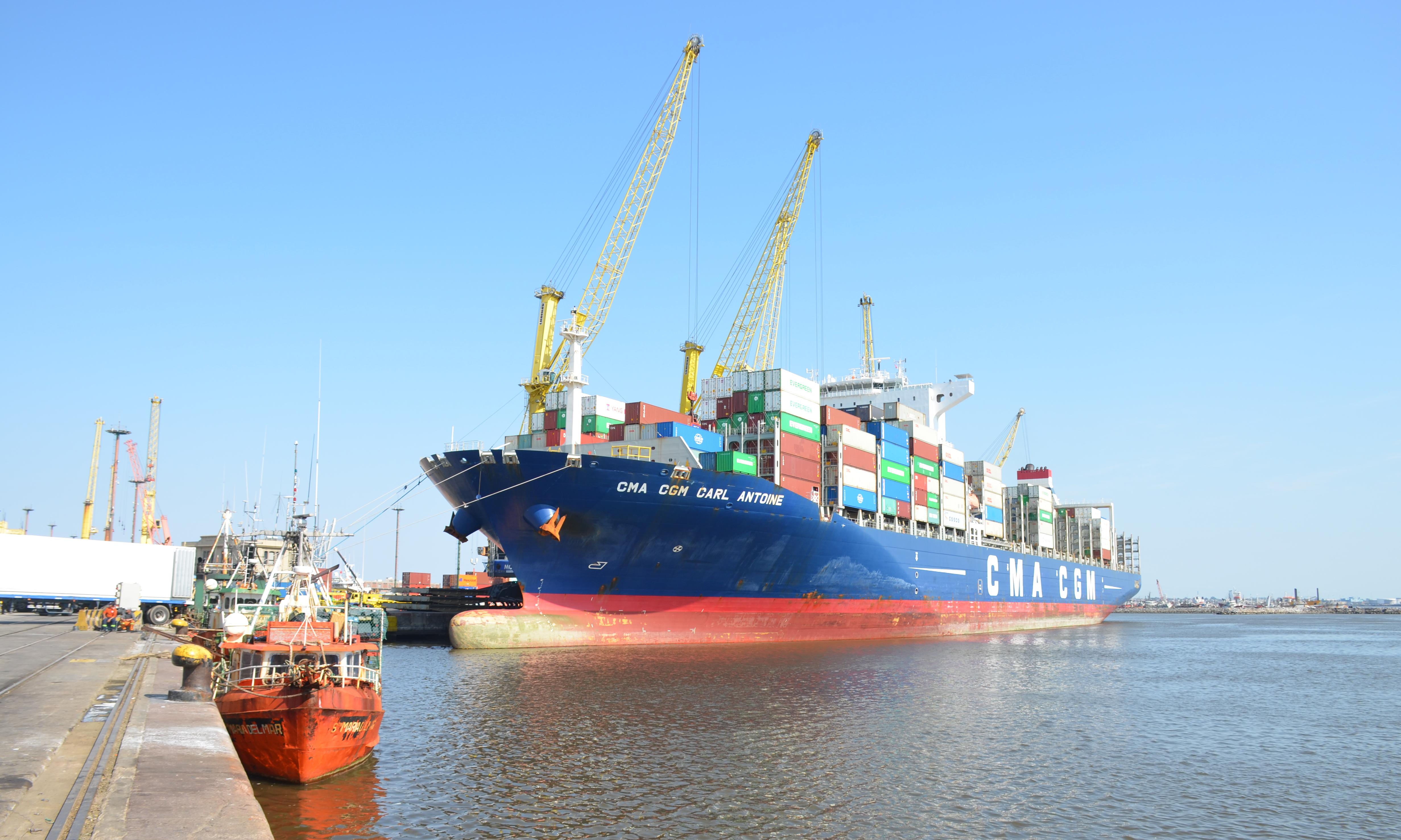 CMA CGM Carl Antoine en puerto de Montevideo.