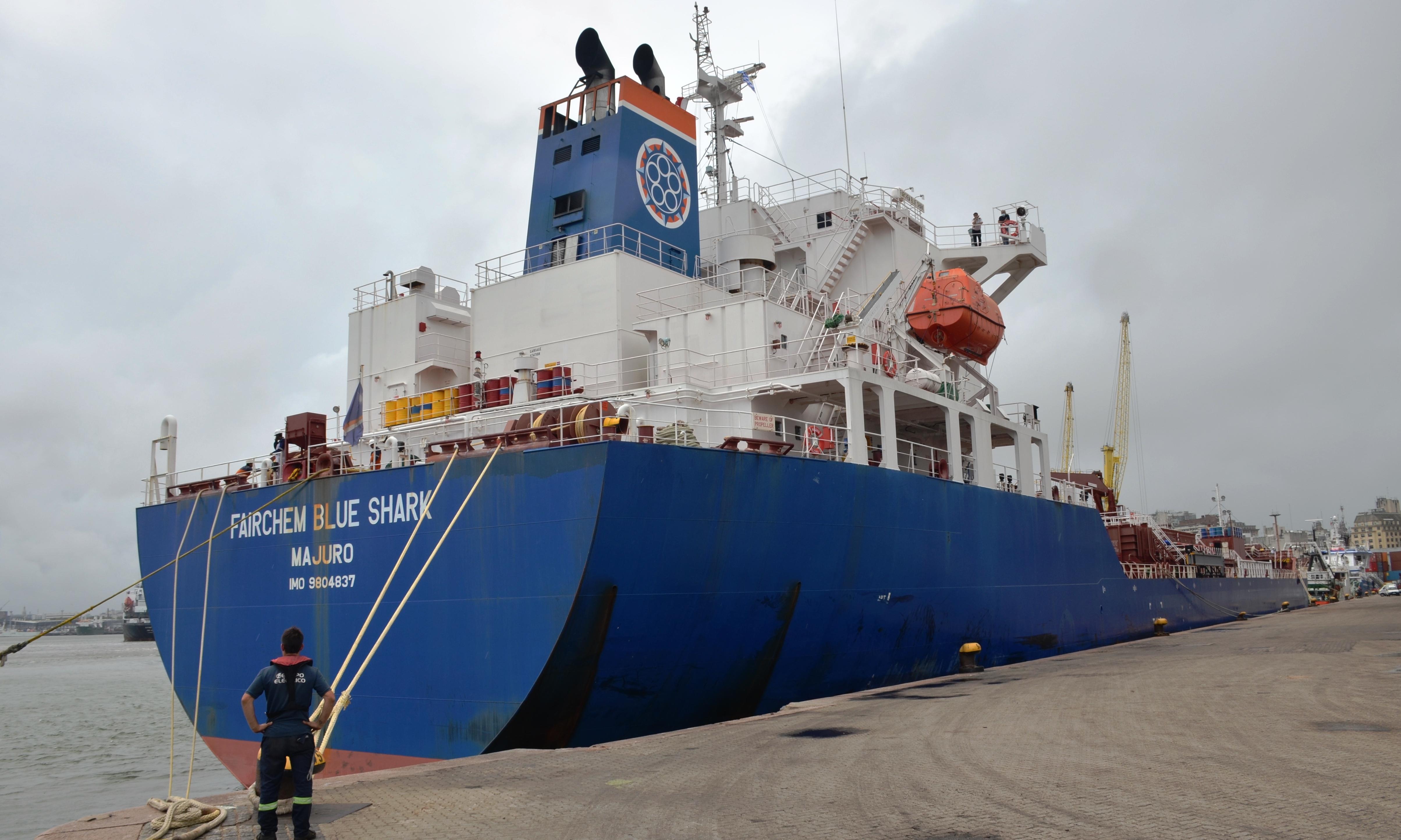 Desatraque buque tanque Fairchem Blue Shark.