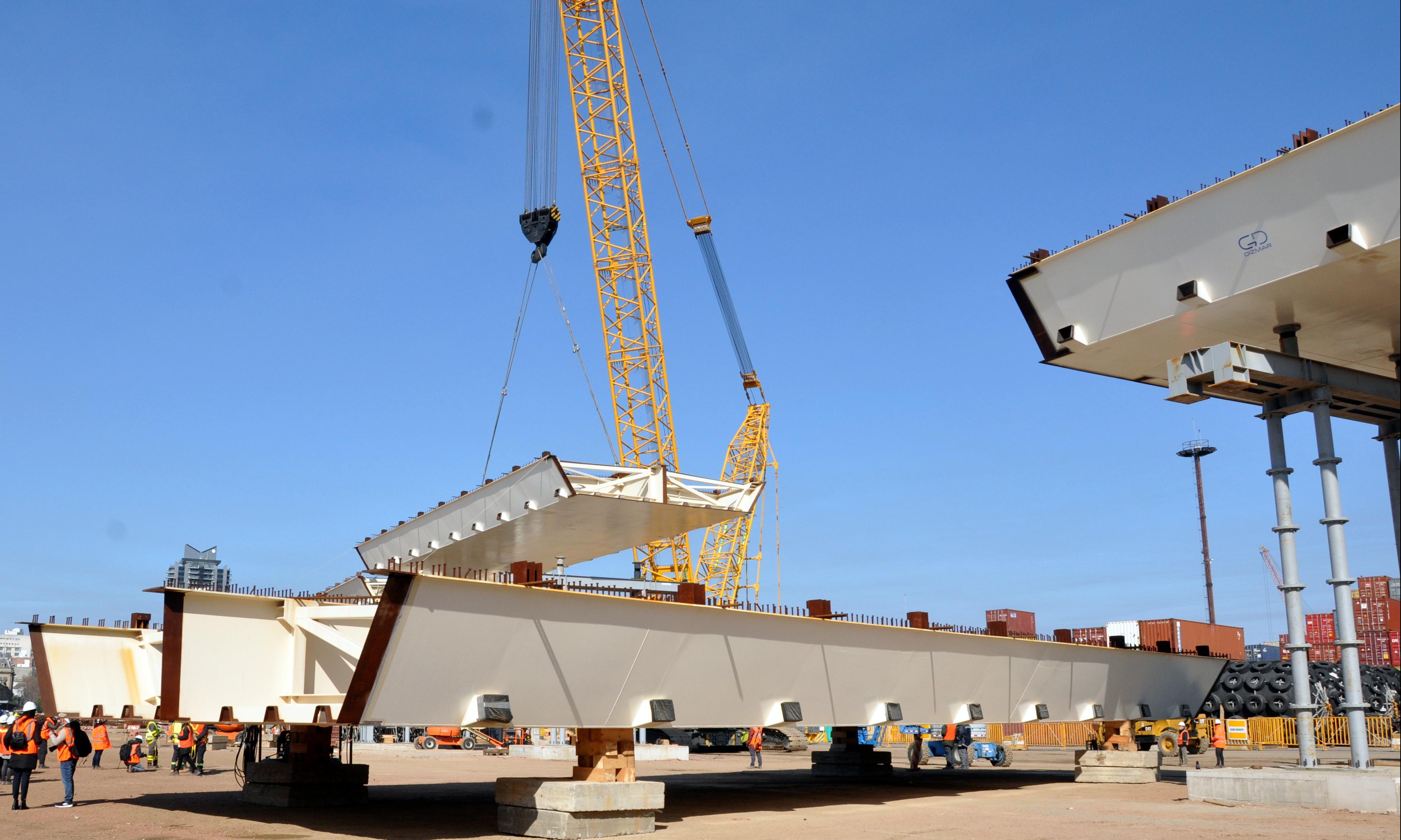 Montaje de las piezas del tablero del puente en arco del viaducto.