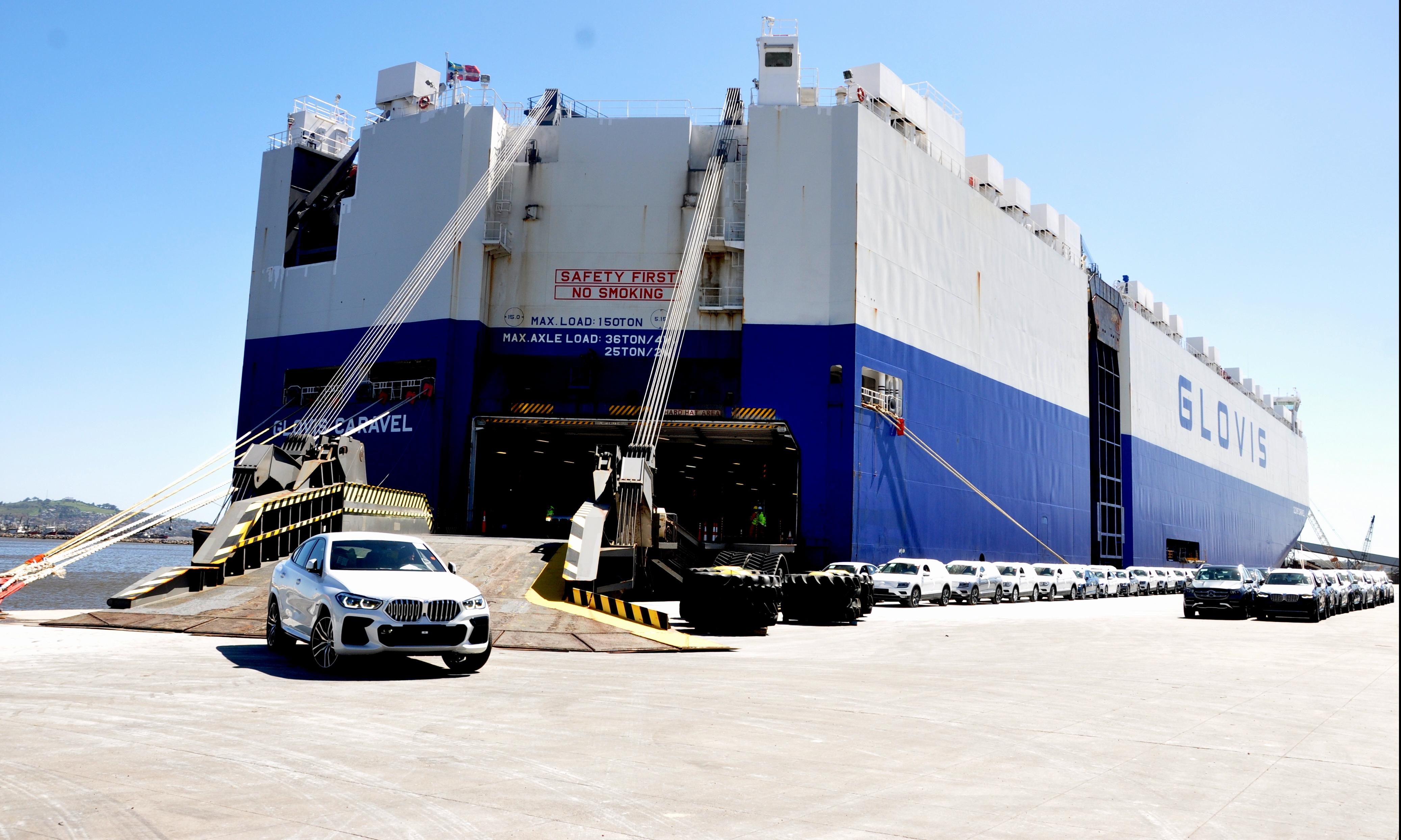 Glovis Carabel descarga 190 vehículos.