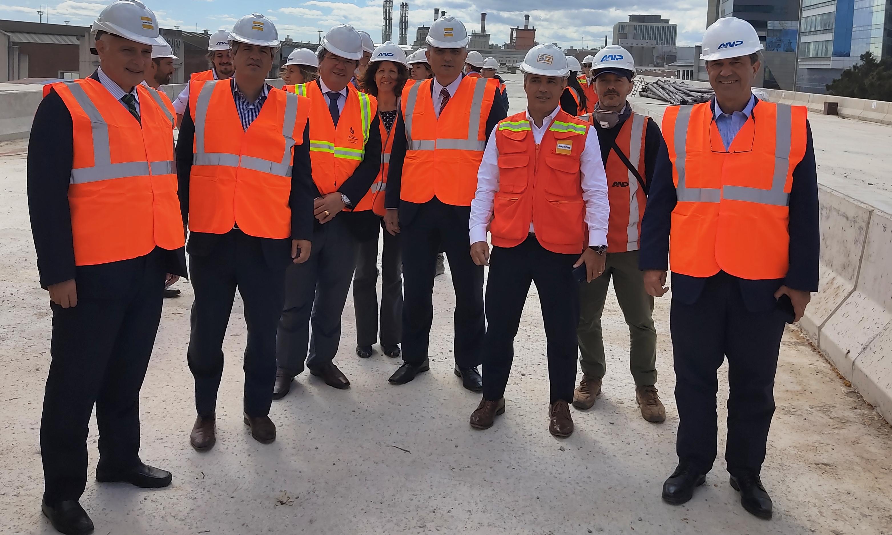 Autoridades recorren las obras del viaducto.