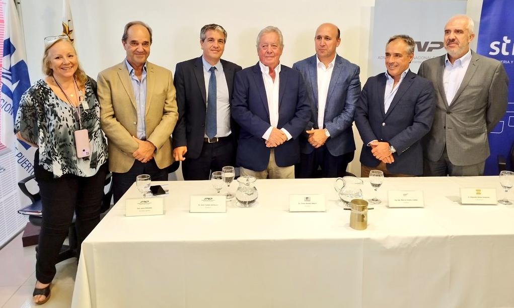 Firma del contrato entre la Administración Nacional de Puertos y las empresas Stiler y Saceem