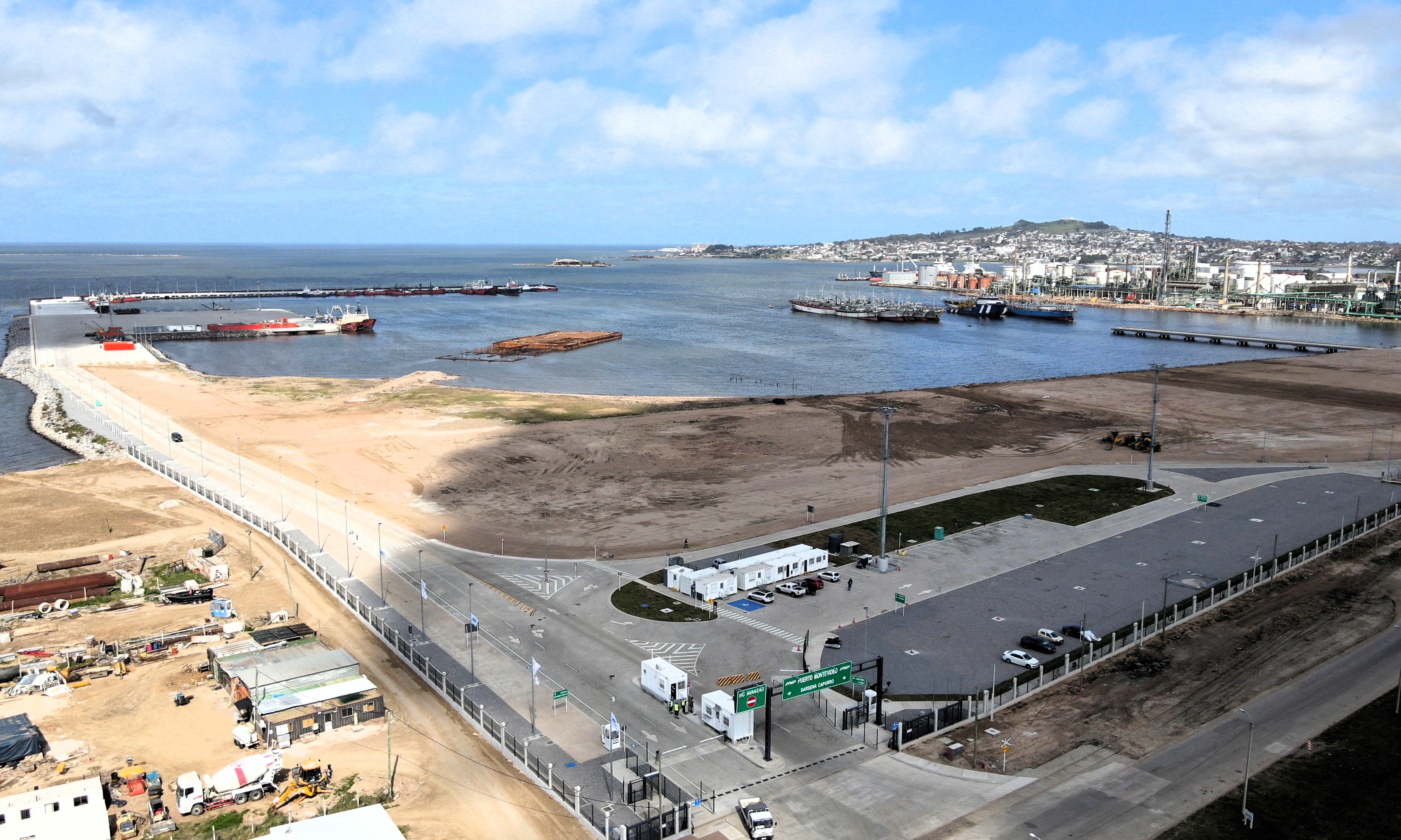 vista aérea del puerto Capurro y la refinería de la teja