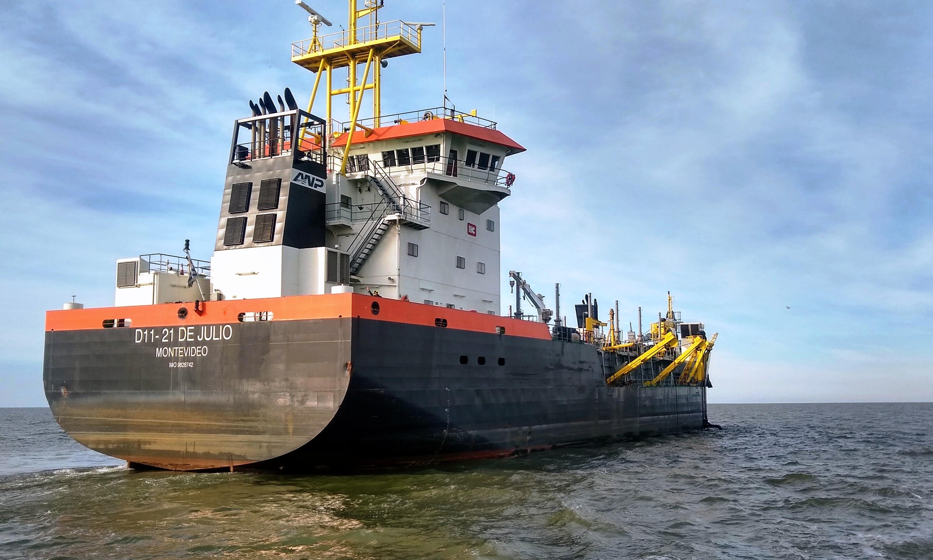 Draga 21 de Julio navegando