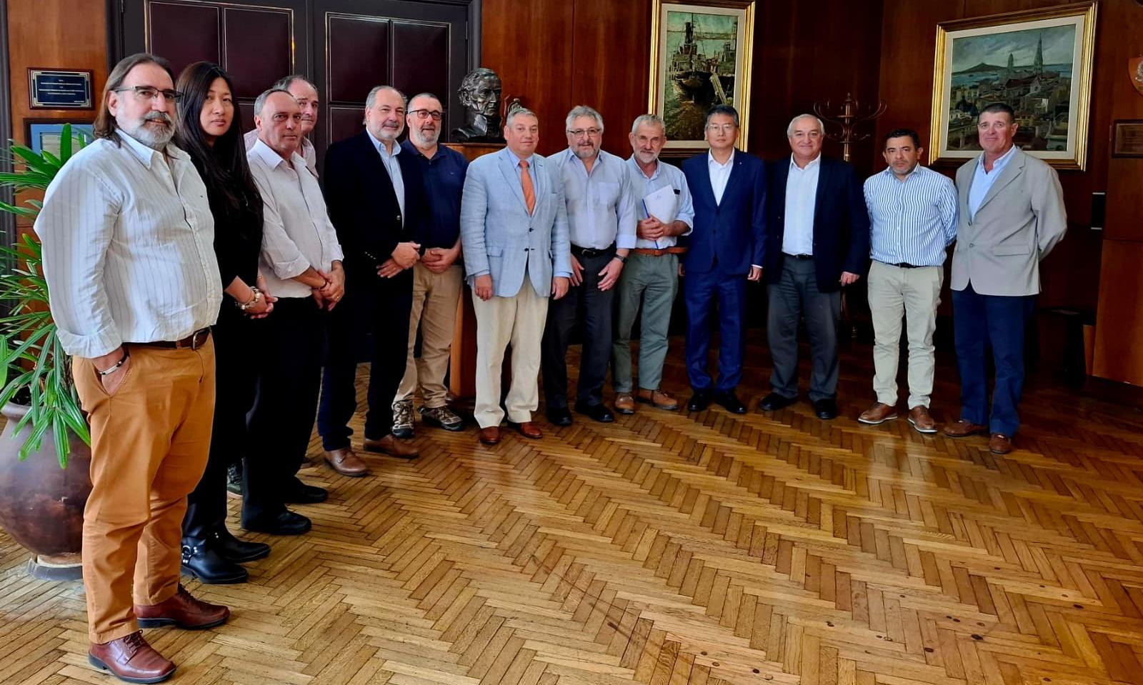 personas paradas en semicírculo