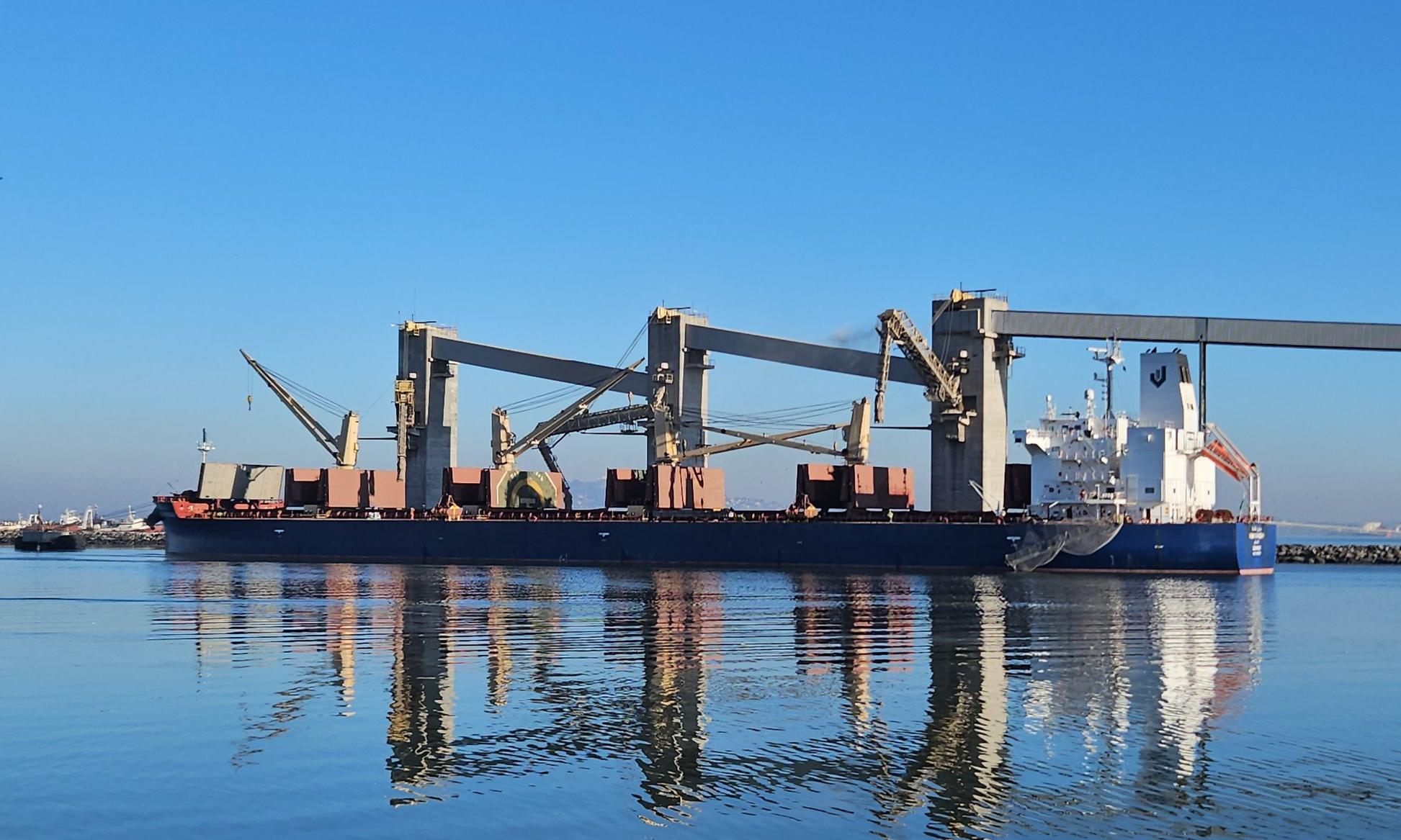 buque granelero con compuertas superiores abiertas