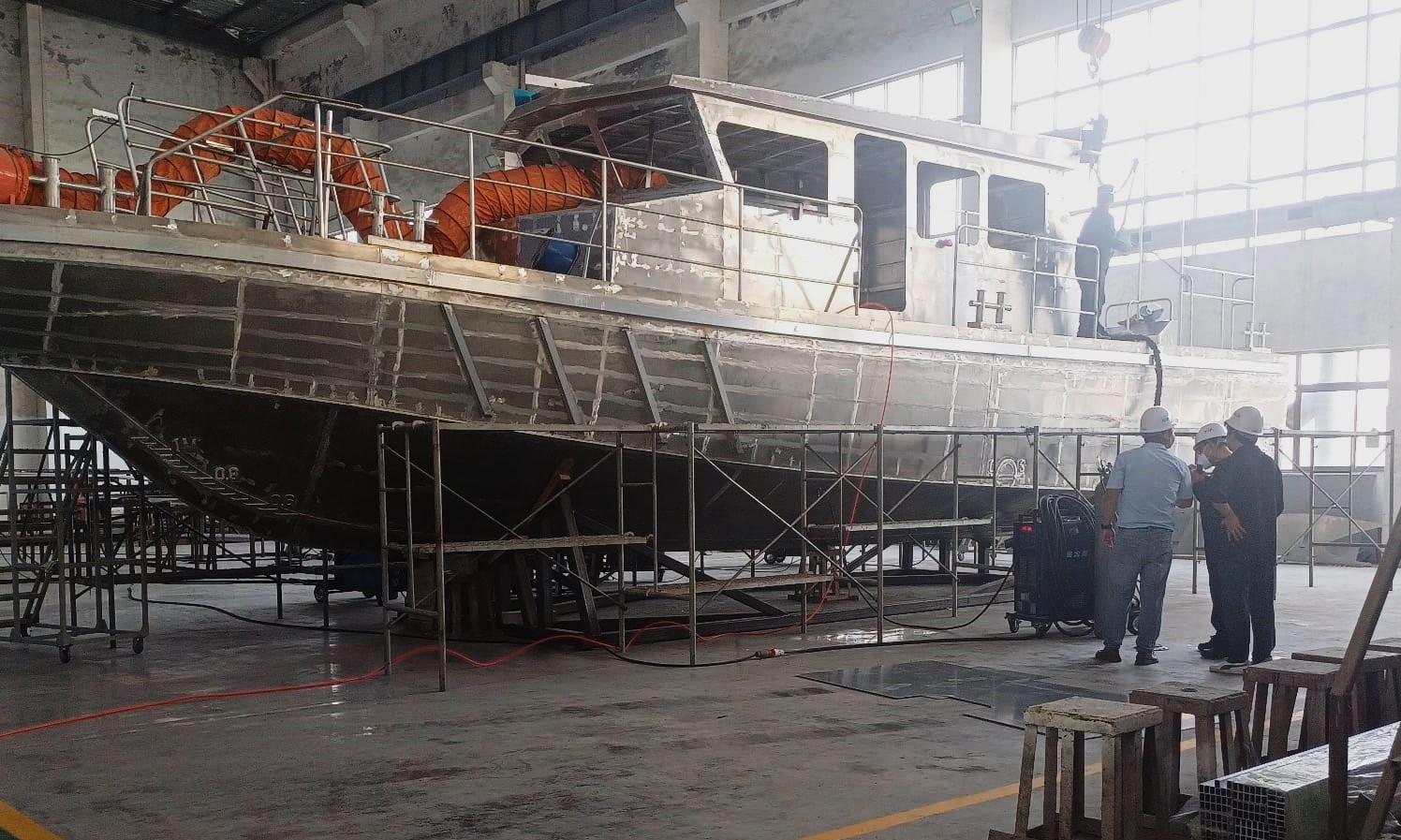 lancha batimétrica sobre soportes dentro de un gran galpón