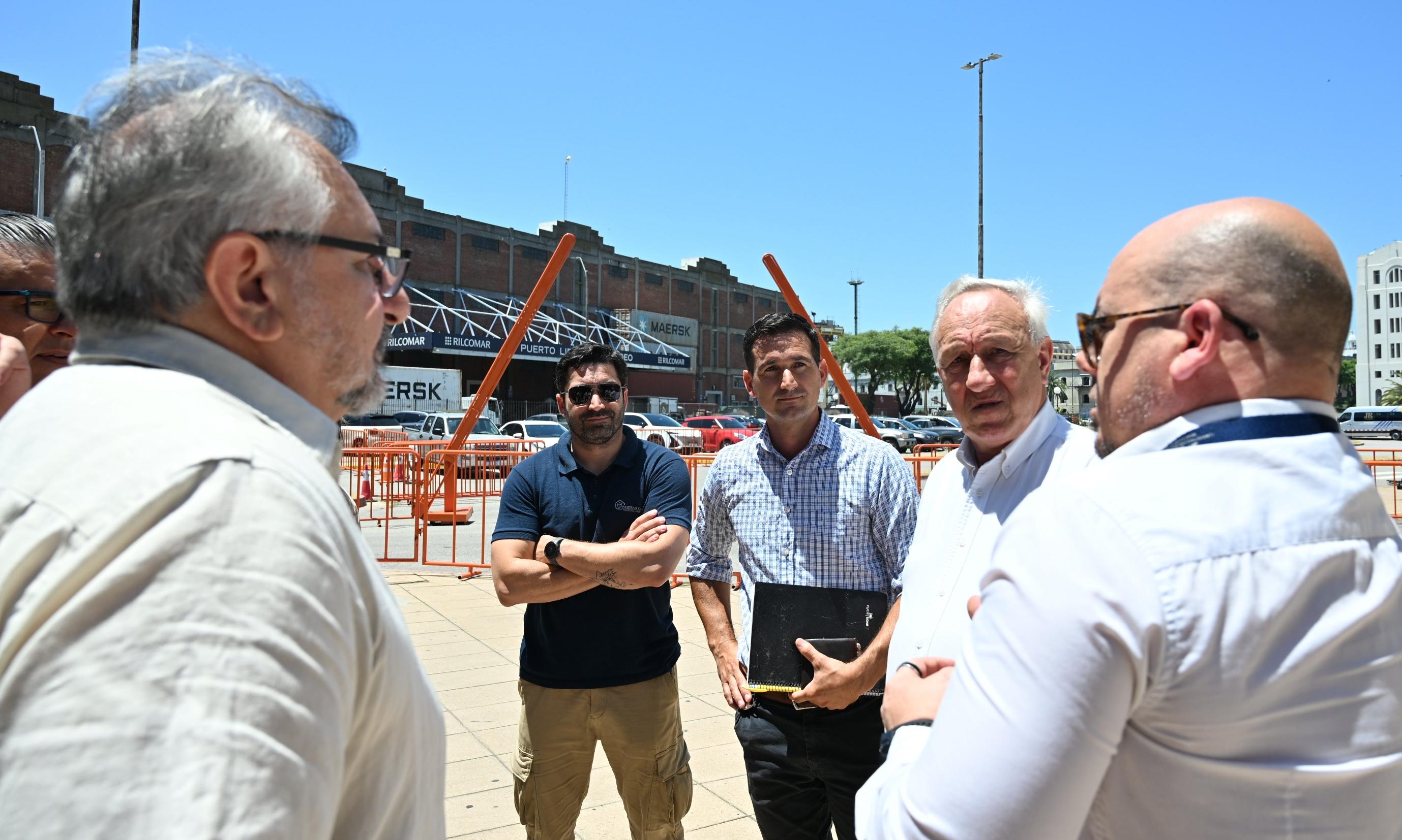 personas reunidas bajo el sol en la Terminal de pasajeros del puerto de Montevideo