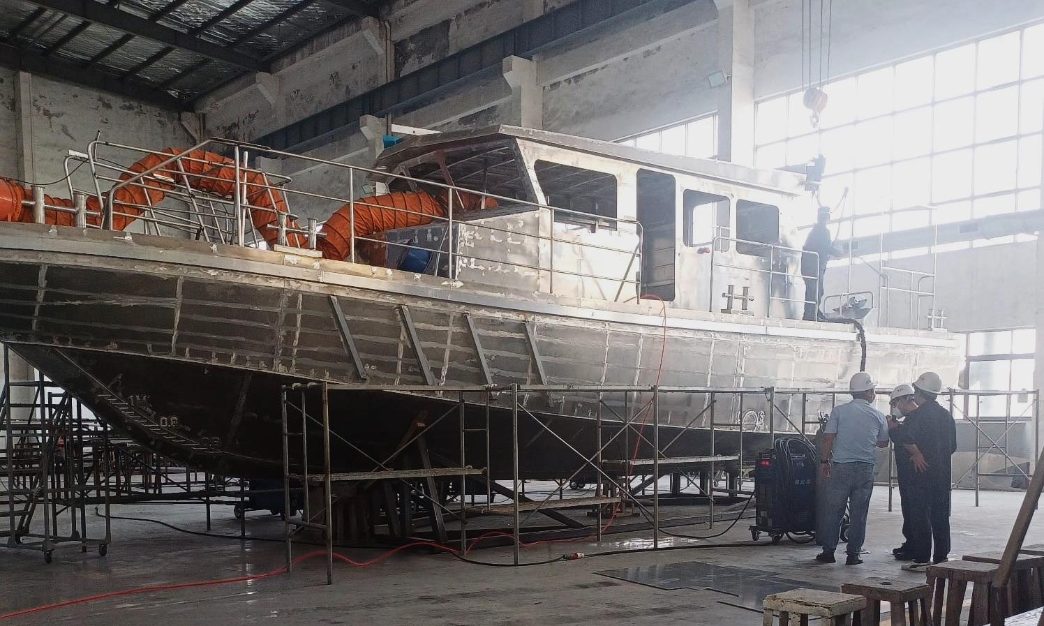 lancha batimétrica sobre soportes dentro de un gran galpón