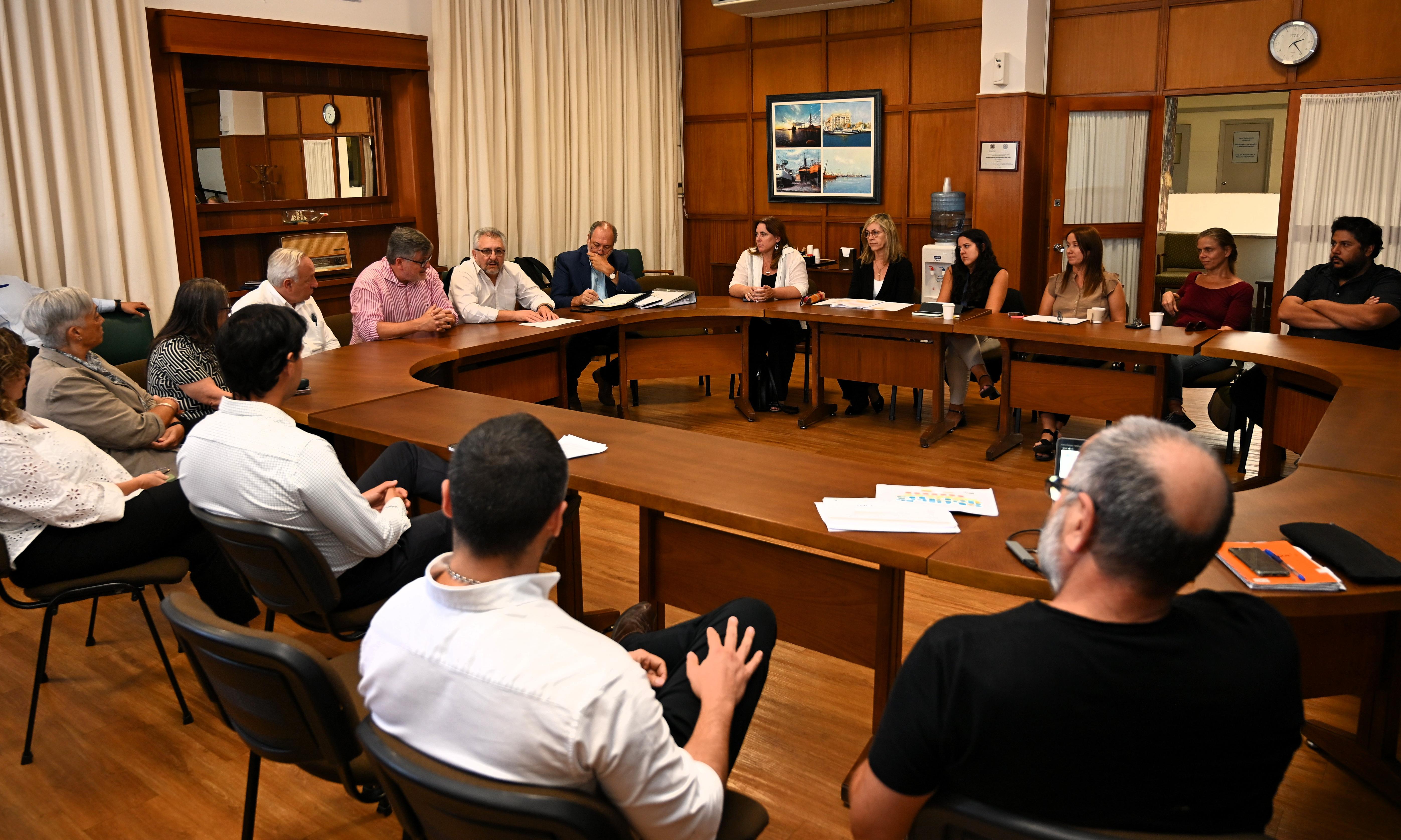 personas sentadas alrededor de una mesa