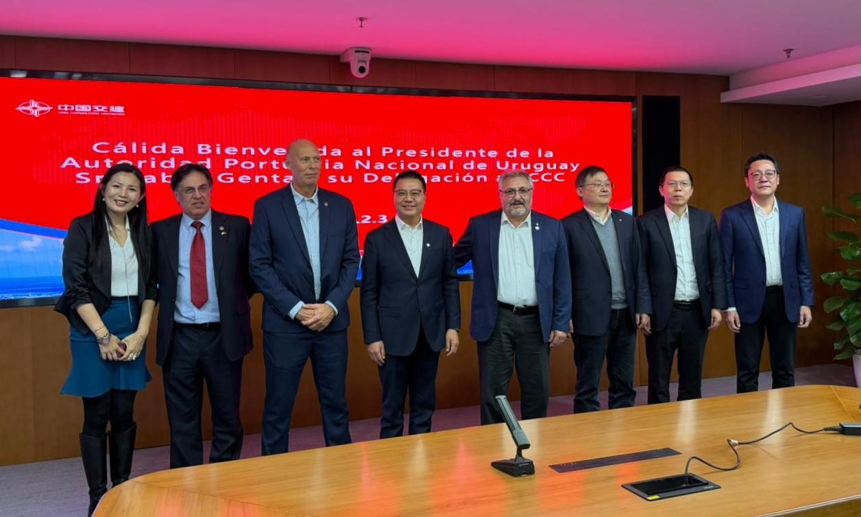 personas paradas en semicírculo