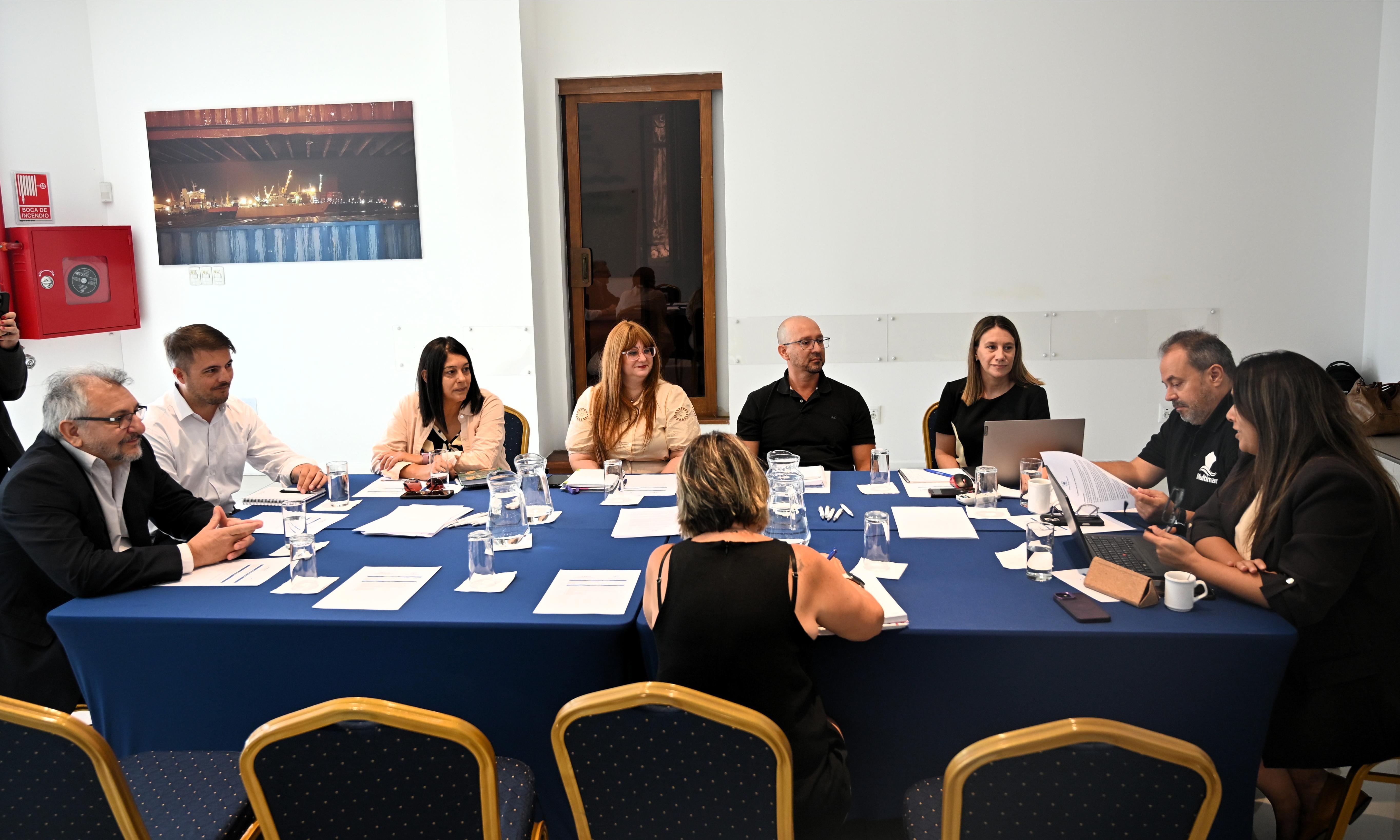 personas sentadas alrededor de una mesa