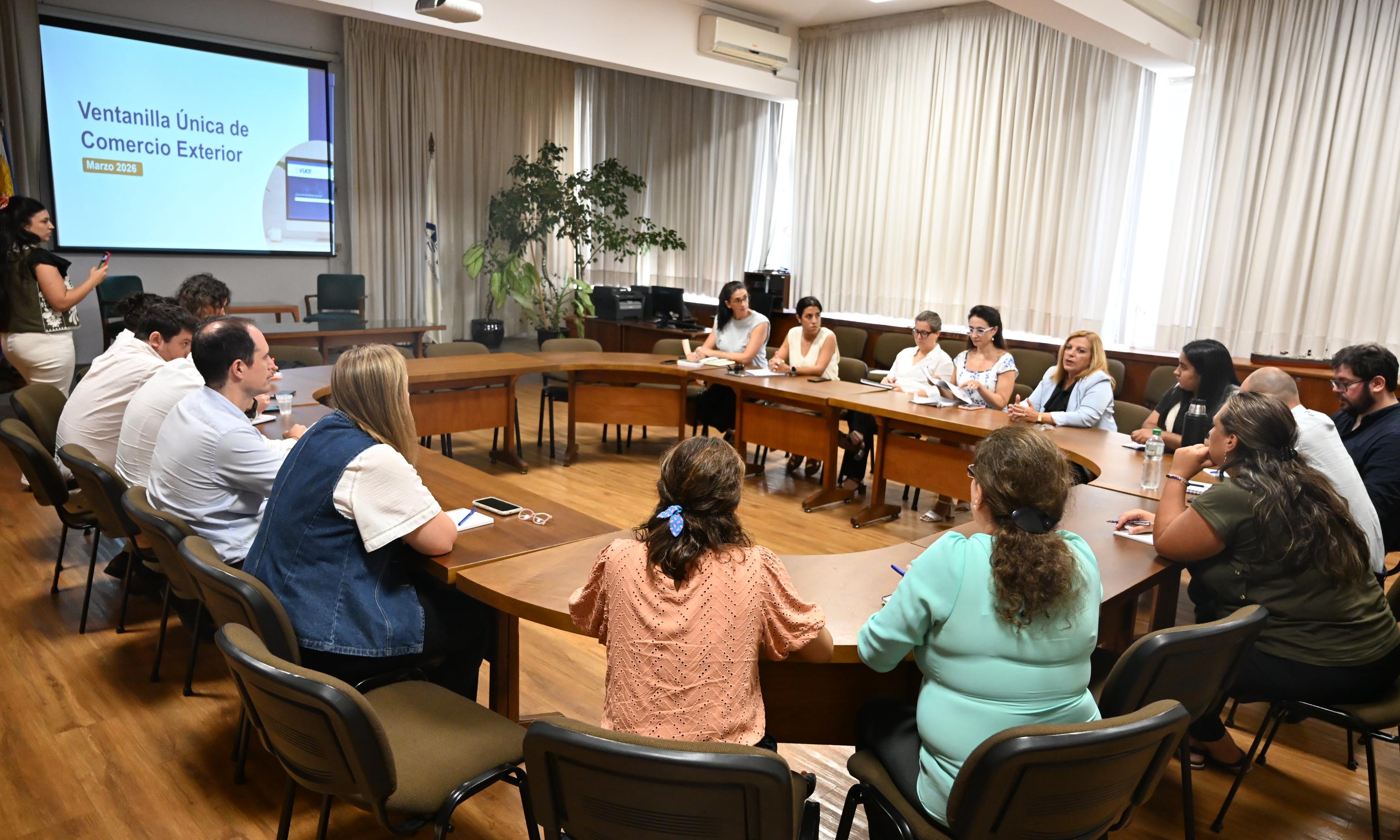 personas sentadas alrededor de una mesa