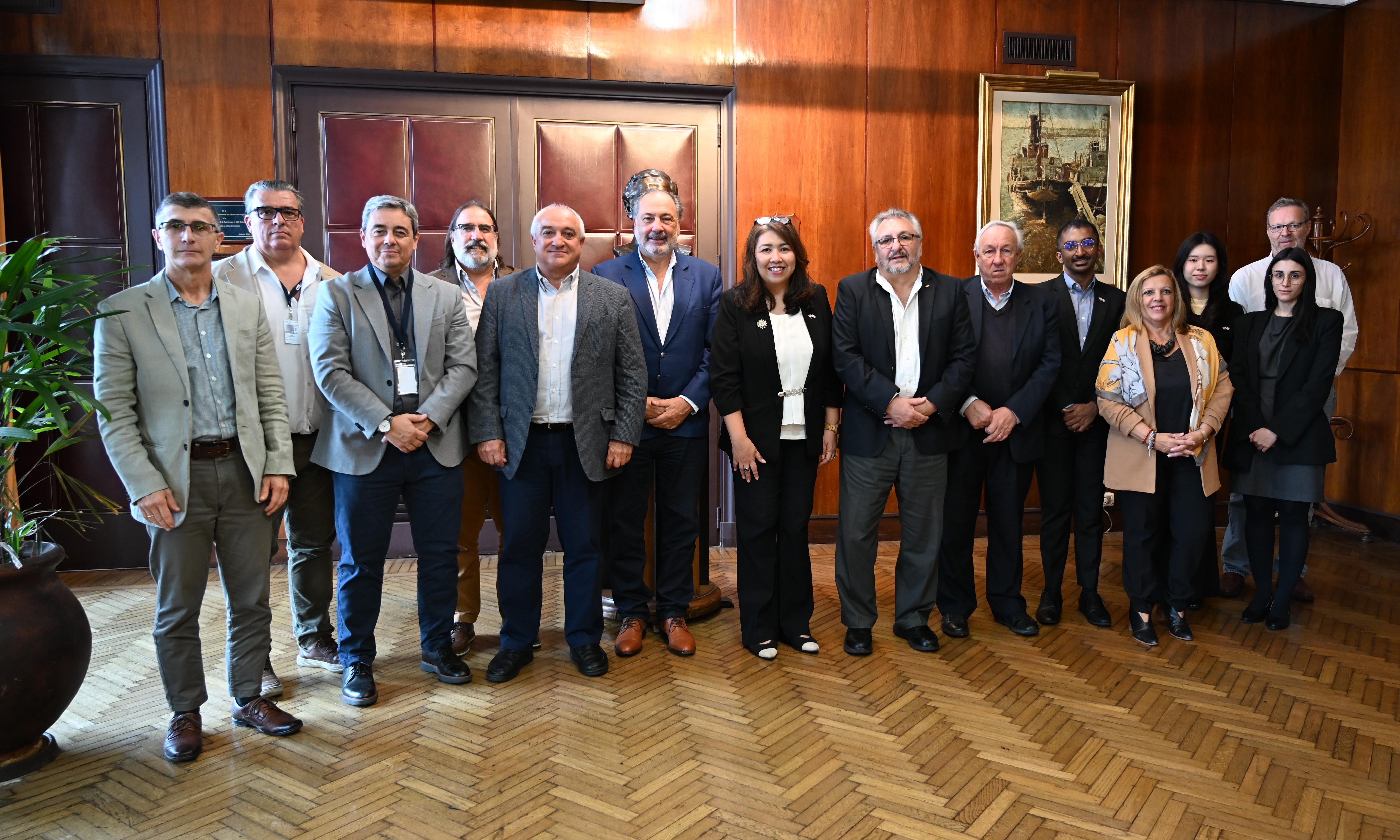 personas paradas en semicírculo para foto grupal