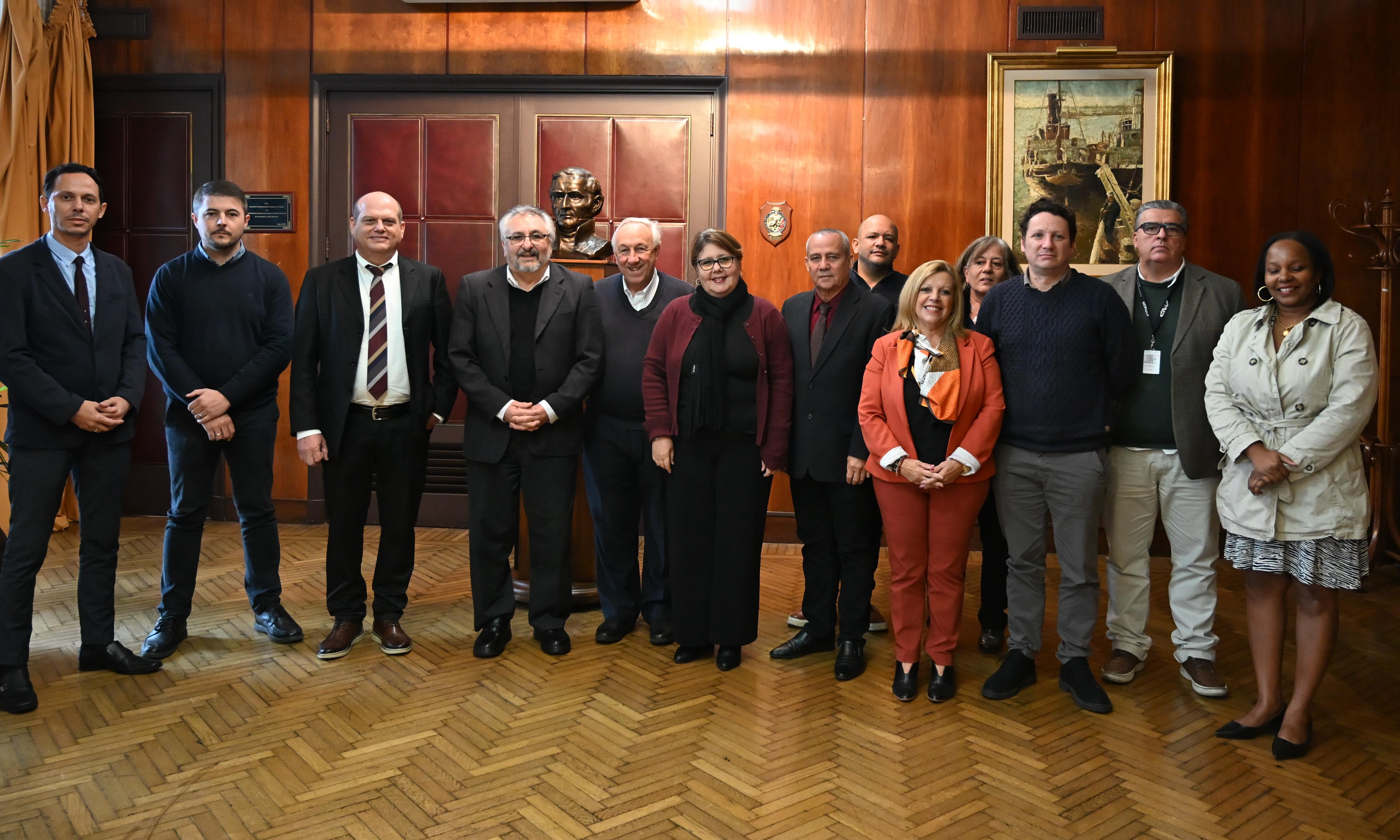 personas paradas en semicírculo para foto grupal