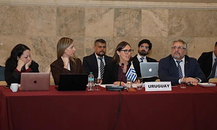 personas sentadas alrededor de una mesa