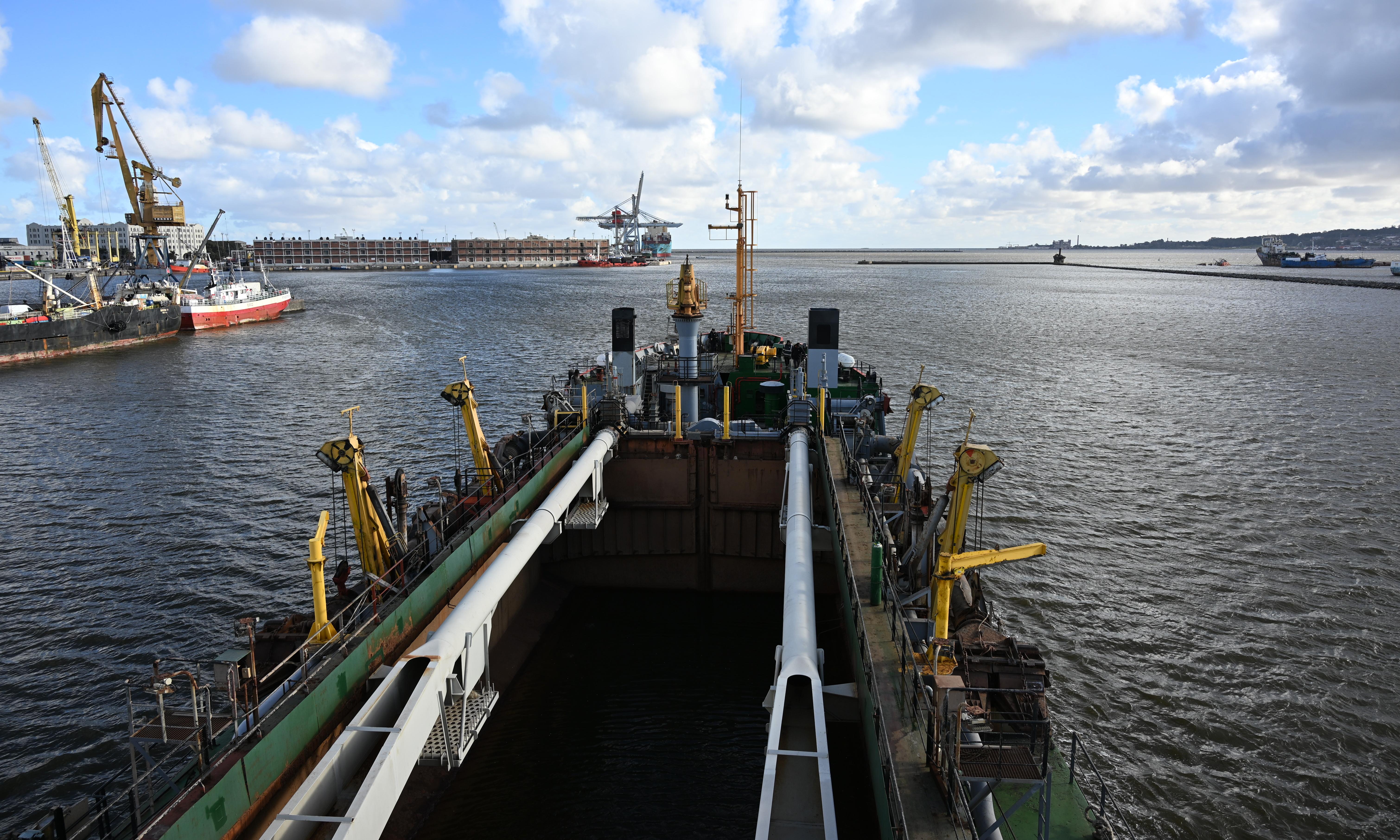 foto cenital de la parte central de una draga de succión en el puerto de montevideo