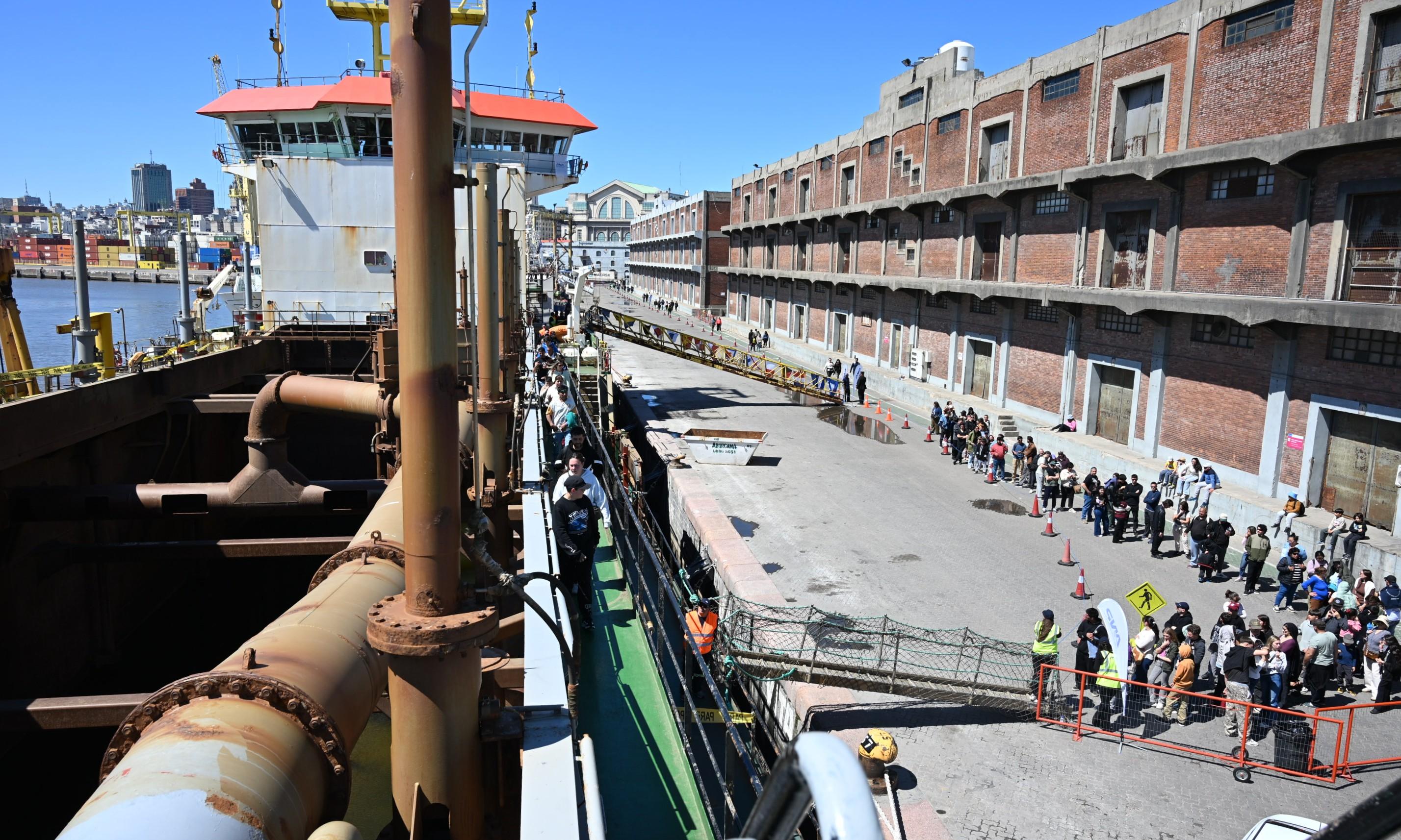 embarcación en el muelle con cola de personas esperando para subir