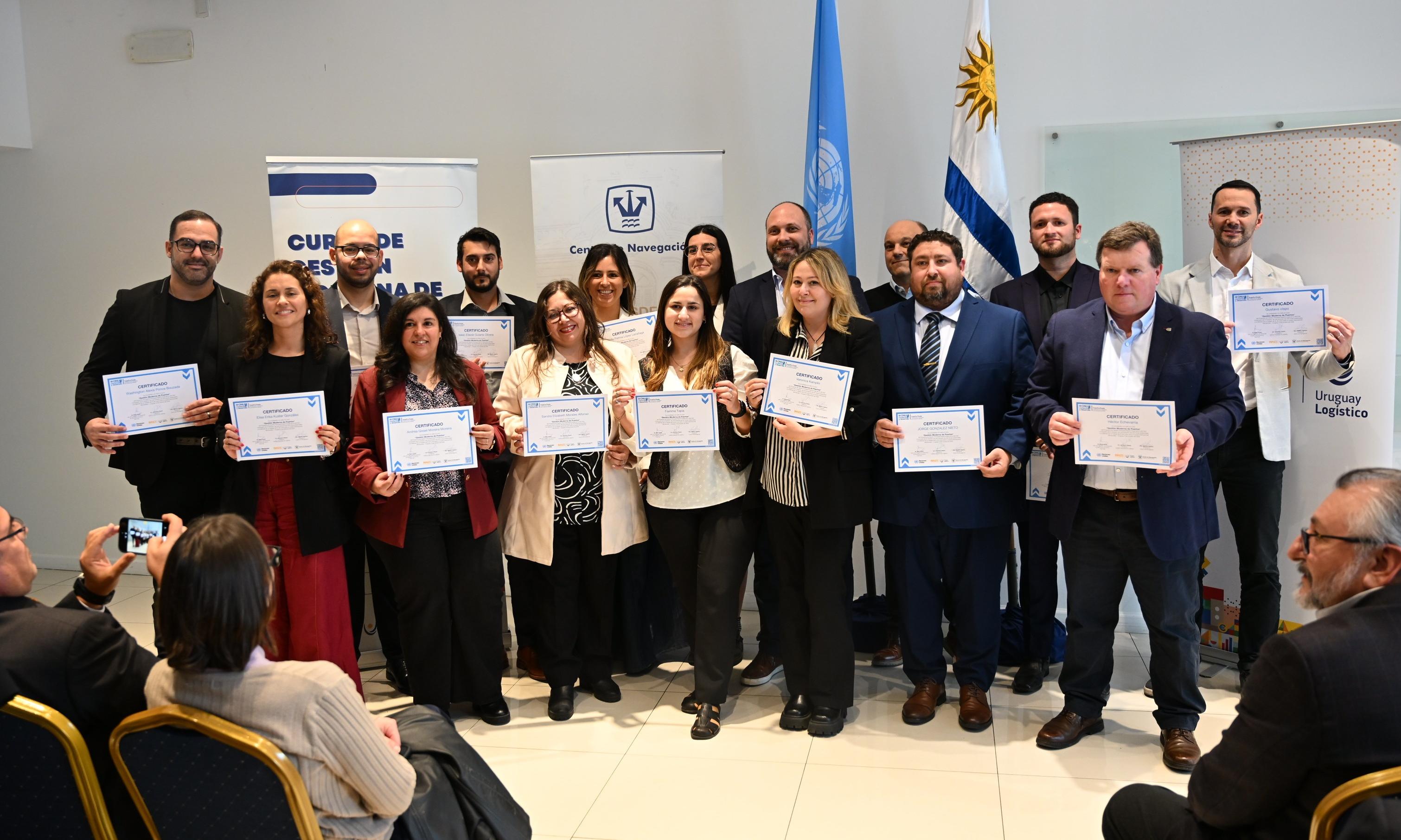 personas de ambos sexos paradas con sus diplomas del curso